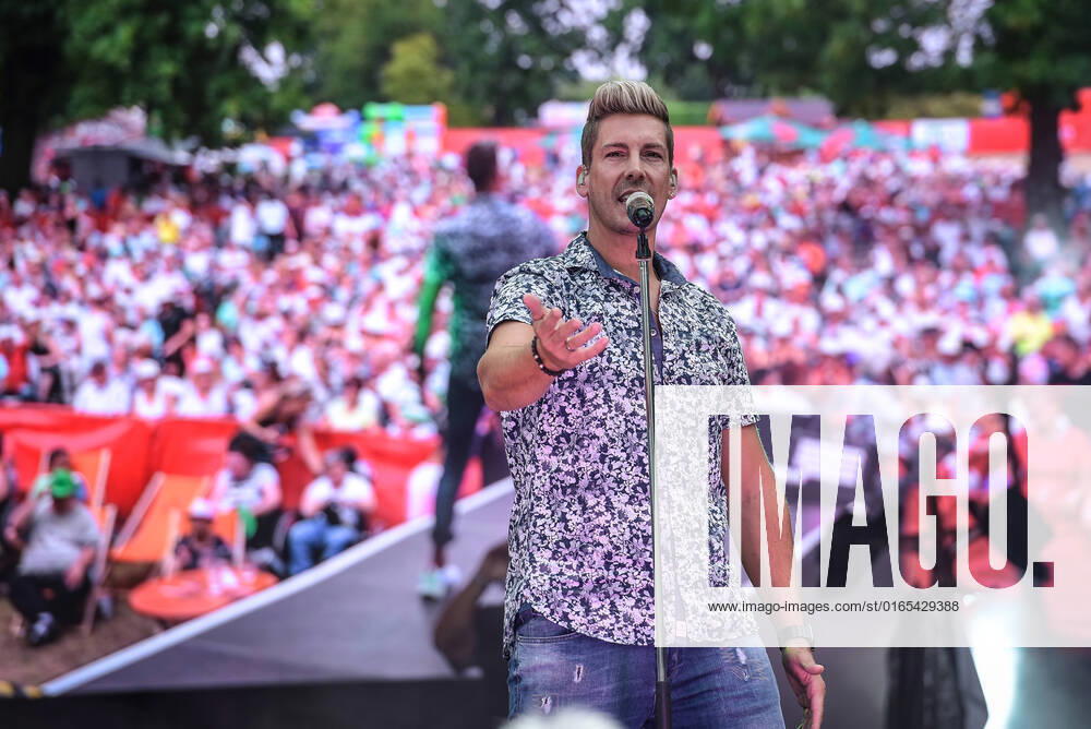 Entertainment Musik, SchlagerHammer-Tour 2022 in Oranienburg, v.l.Norman Langen im Schlosspark Oranienburg bei der SchlagerHammer-Tour 2022. Oranienburg