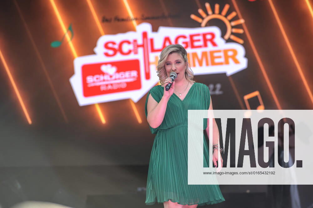 Entertainment Musik, SchlagerHammer-Tour 2022 in Oranienburg, v.l.Laura Wilde im Schlosspark Oranienburg bei der SchlagerHammer-Tour 2022. Oranienburg