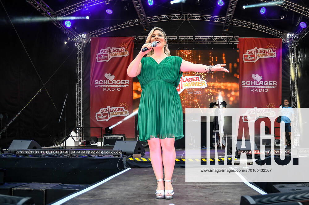 Entertainment Musik, SchlagerHammer-Tour 2022 in Oranienburg, v.l.Laura Wilde im Schlosspark Oranienburg bei der SchlagerHammer-Tour 2022. Oranienburg
