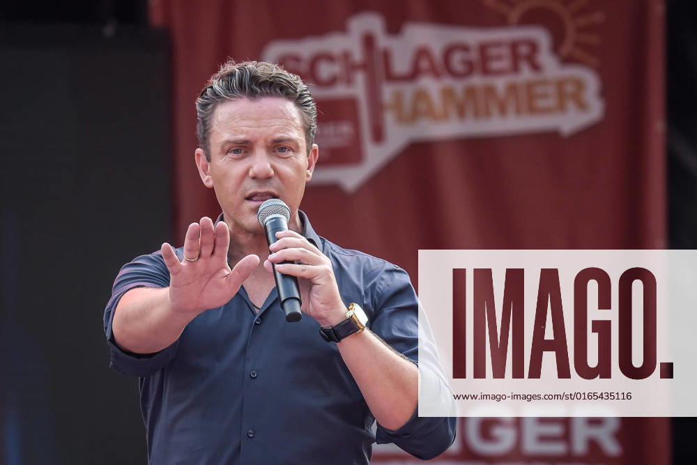 Entertainment Musik, SchlagerHammer-Tour 2022 in Oranienburg, v.l.Stefan Mross im Schlosspark Oranienburg bei der SchlagerHammer-Tour 2022. Oranienburg