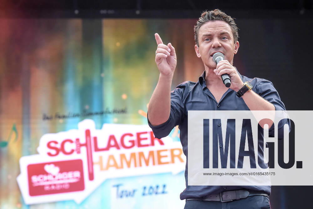 Entertainment Musik, SchlagerHammer-Tour 2022 in Oranienburg, v.l.Stefan Mross im Schlosspark Oranienburg bei der SchlagerHammer-Tour 2022. Oranienburg