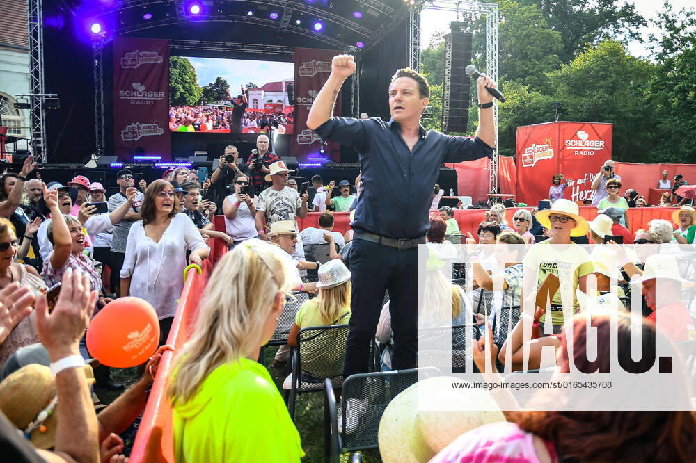 Entertainment Musik, SchlagerHammer-Tour 2022 in Oranienburg, v.l.Stefan Mross im Schlosspark Oranienburg bei der SchlagerHammer-Tour 2022. Oranienburg