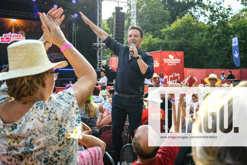 Entertainment Musik, SchlagerHammer-Tour 2022 in Oranienburg, v.l.Stefan Mross im Schlosspark Oranienburg bei der SchlagerHammer-Tour 2022. Oranienburg