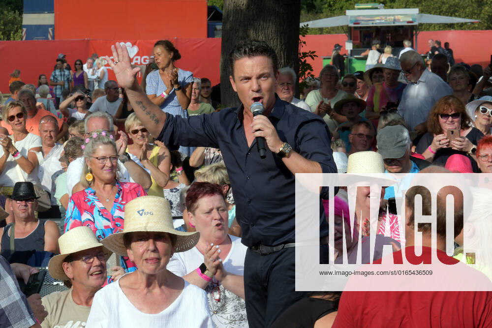PK zum 8.ten schlagerHammer 2022 Stefan Mross mit Schlagerfans uind Publikum beim 8 Schlager Hammer, Austragungsort in ORANIENBURG an der Orangerie Berlin 13.08.2022