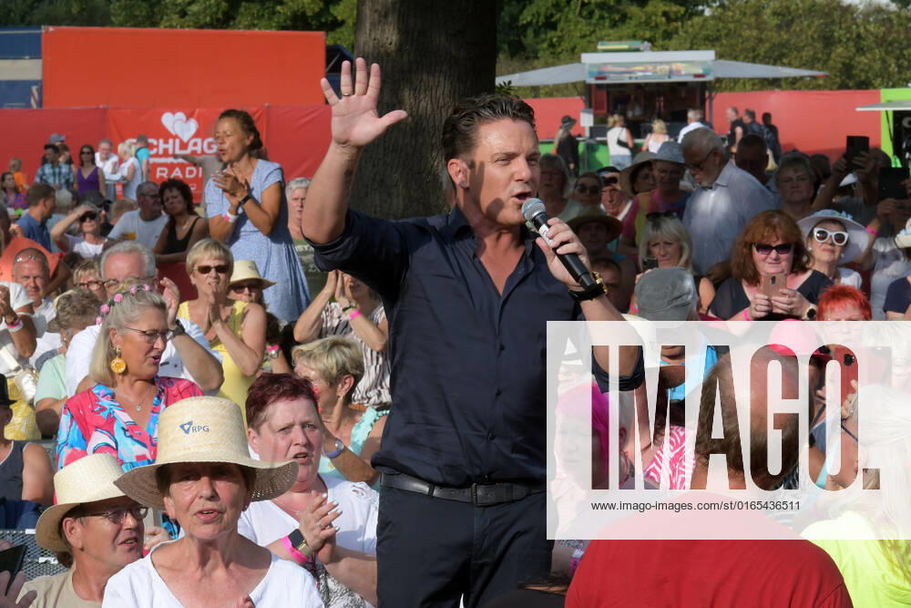 PK zum 8.ten schlagerHammer 2022 Stefan Mross mit Schlagerfans uind Publikum beim 8 Schlager Hammer, Austragungsort in ORANIENBURG an der Orangerie Berlin 13.08.2022
