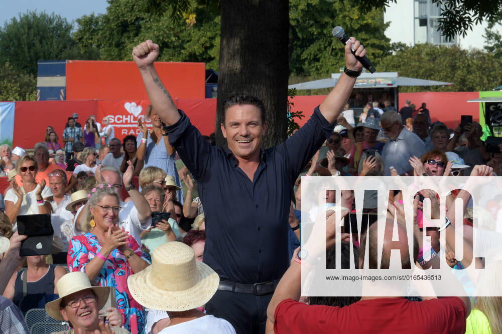 PK zum 8.ten schlagerHammer 2022 Stefan Mross mit Schlagerfans uind Publikum beim 8 Schlager Hammer, Austragungsort in ORANIENBURG an der Orangerie Berlin 13.08.2022