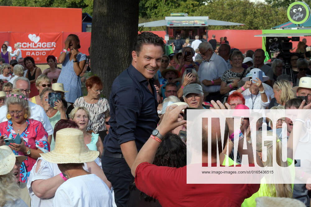 PK zum 8.ten schlagerHammer 2022 Stefan Mross mit Schlagerfans uind Publikum beim 8 Schlager Hammer, Austragungsort in ORANIENBURG an der Orangerie Berlin 13.08.2022