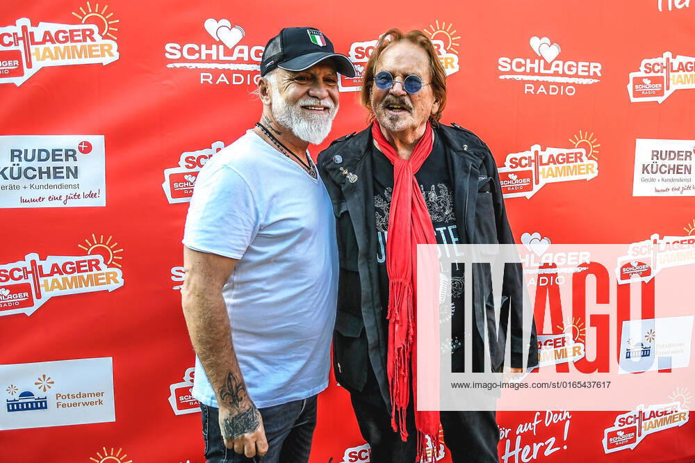 Entertainment Musik, SchlagerHammer-Tour 2022 in Oranienburg, v.l.Nino de Angelo und Frank Zander er wird mit dem Schlager Radio-Preis für sein Lebenswerk ausgezeichnet.im Schlosspark Oranienburg bei der SchlagerHammer-Tour 2022. Oranienburg