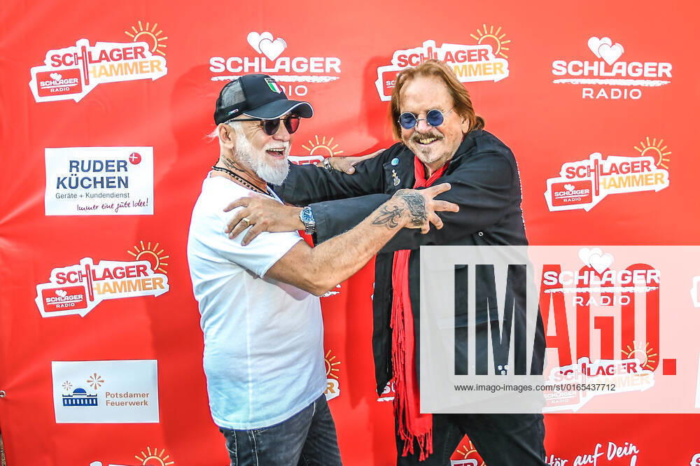 Entertainment Musik, SchlagerHammer-Tour 2022 in Oranienburg, v.l.Nino de Angelo und Frank Zander er wird mit dem Schlager Radio-Preis für sein Lebenswerk ausgezeichnet.im Schlosspark Oranienburg bei der SchlagerHammer-Tour 2022. Oranienburg