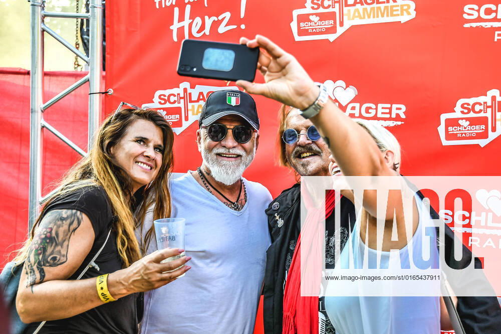 Entertainment Musik, SchlagerHammer-Tour 2022 in Oranienburg, v.l.Nino de Angelo und Frank Zander er wird mit dem Schlager Radio-Preis für sein Lebenswerk ausgezeichnet.im Schlosspark Oranienburg bei der SchlagerHammer-Tour 2022. Oranienburg