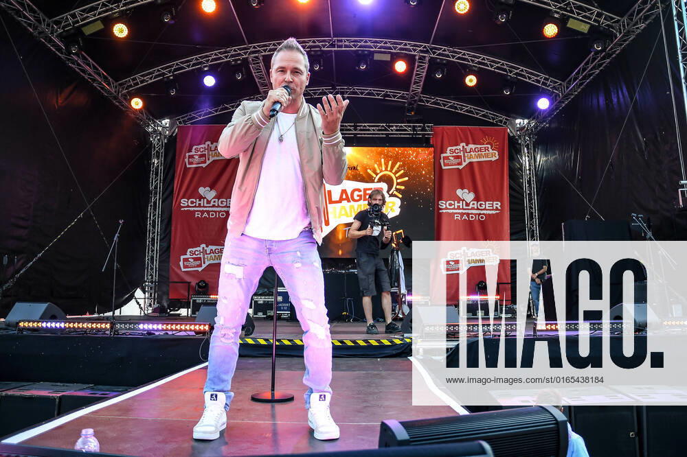 Entertainment Musik, SchlagerHammer-Tour 2022 in Oranienburg, v.l.Mitch Keller im Schlosspark Oranienburg bei der SchlagerHammer-Tour 2022. Oranienburg