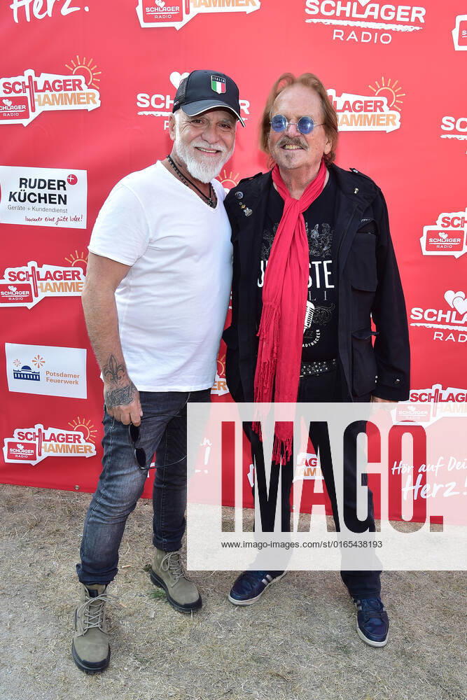 8.ten schlagerHammer 2022 Nino de Angelo mit Frank Zander beim 8 Schlager Hammer, Austragungsort in ORANIENBURG an der Orangerie Berlin 13.08.2022