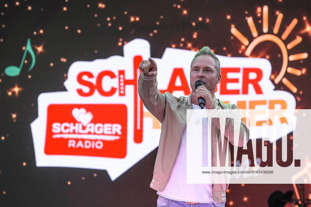 Entertainment Musik, SchlagerHammer-Tour 2022 in Oranienburg, v.l.Mitch Keller im Schlosspark Oranienburg bei der SchlagerHammer-Tour 2022. Oranienburg