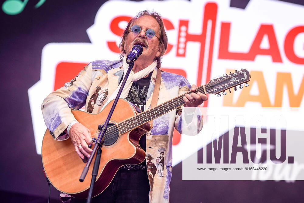 Entertainment Musik, SchlagerHammer-Tour 2022 in Oranienburg, v.l.Frank Zander er wird mit dem Schlager Radio-Preis für sein Lebenswerk ausgezeichnet.im Schlosspark Oranienburg bei der SchlagerHammer-Tour 2022. Oranienburg