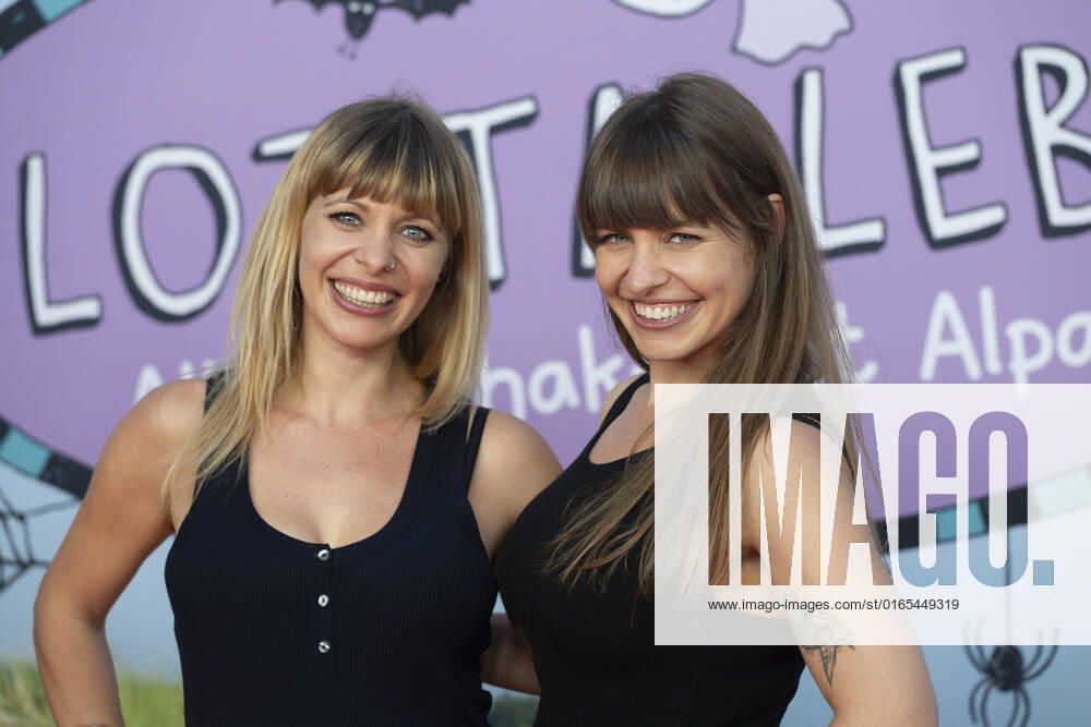 V.l. : Kamerafrau Monika PLURA, Regisseurin Martina PLURA, Roter Teppich, Red Carpet Show, Ankunft, arrival, Filmpremiere LOTTA LEBEN am 13.08.2022 in Koeln,
