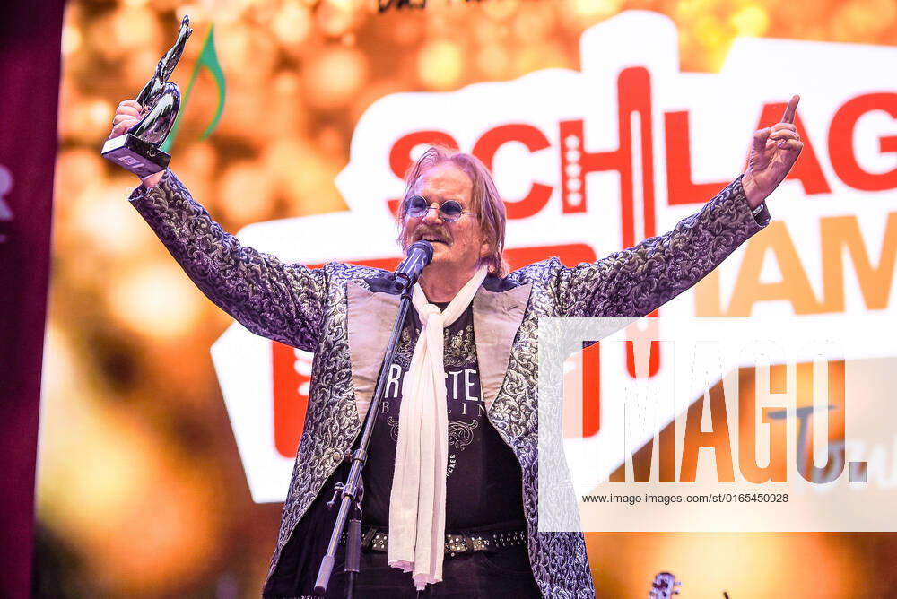 Entertainment Musik, SchlagerHammer-Tour 2022 in Oranienburg, v.l.Frank Zander er wird mit dem Schlager Radio-Preis für sein Lebenswerk ausgezeichnet.im Schlosspark Oranienburg bei der SchlagerHammer-Tour 2022. Oranienburg