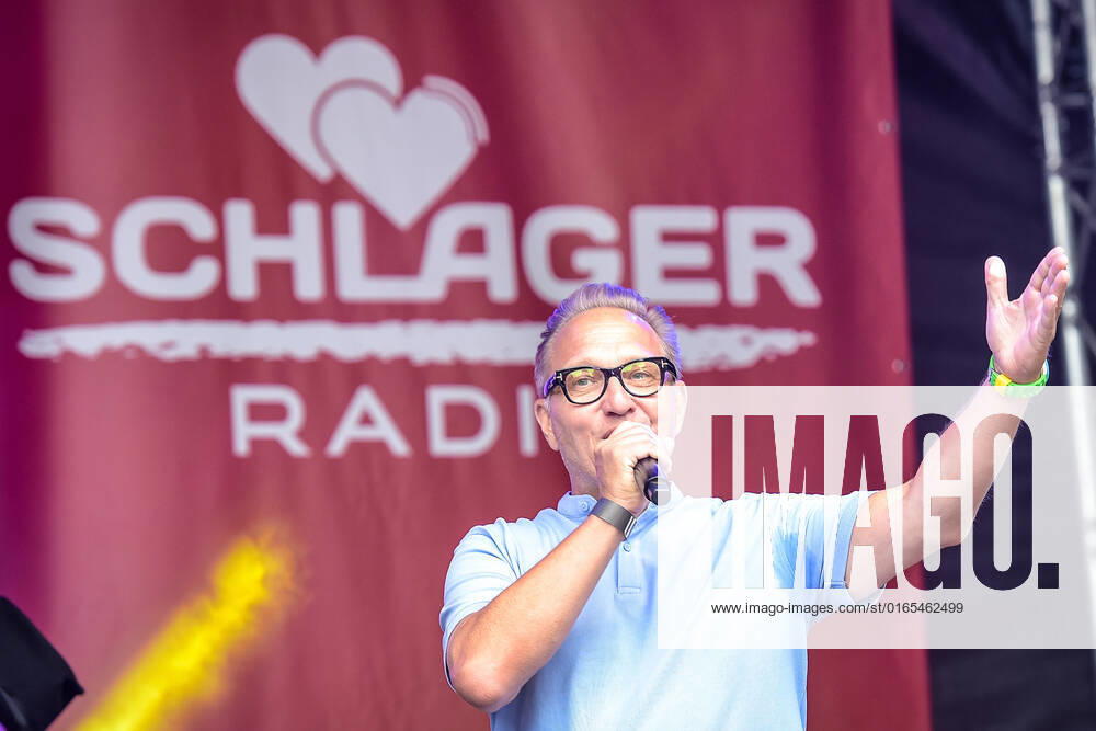 Entertainment Musik, SchlagerHammer-Tour 2022 in Oranienburg, v.l. Schlagerradio CEO Oliver Dunk im Schlosspark Oranienburg bei der SchlagerHammer-Tour 2022. Oranienburg