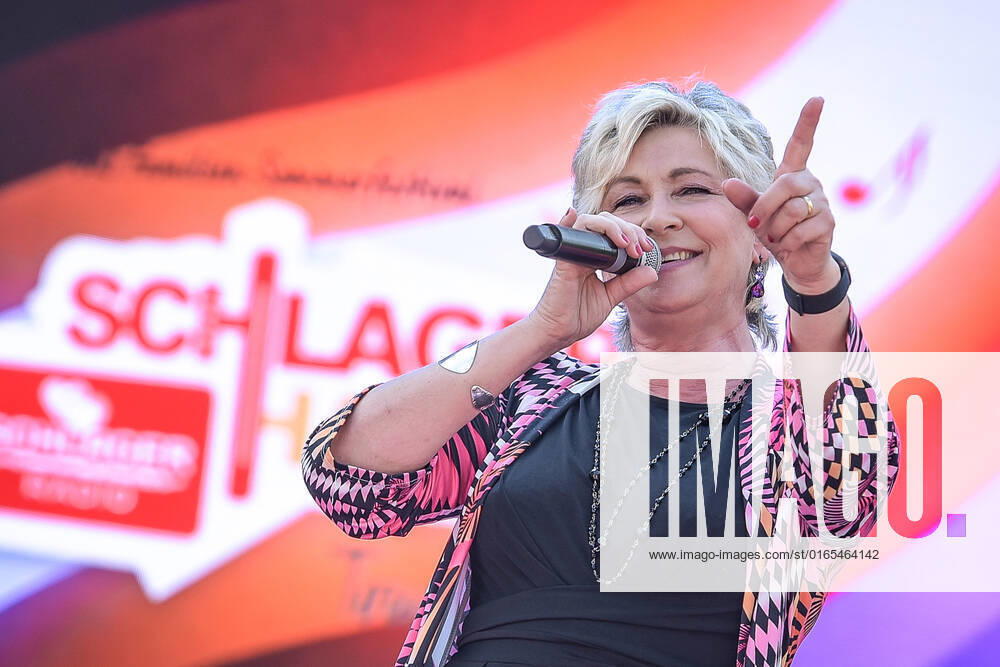 Entertainment Musik, SchlagerHammer-Tour 2022 in Oranienburg, v.l. Claudia Jung im Schlosspark Oranienburg bei der SchlagerHammer-Tour 2022. Oranienburg