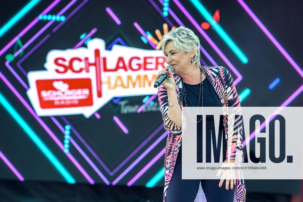 Entertainment Musik, SchlagerHammer-Tour 2022 in Oranienburg, v.l. Claudia Jung im Schlosspark Oranienburg bei der SchlagerHammer-Tour 2022. Oranienburg