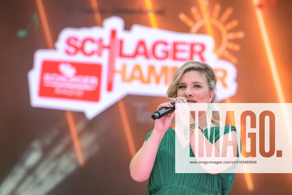 Entertainment Musik, SchlagerHammer-Tour 2022 in Oranienburg, v.l.Laura Wilde im Schlosspark Oranienburg bei der SchlagerHammer-Tour 2022. Oranienburg