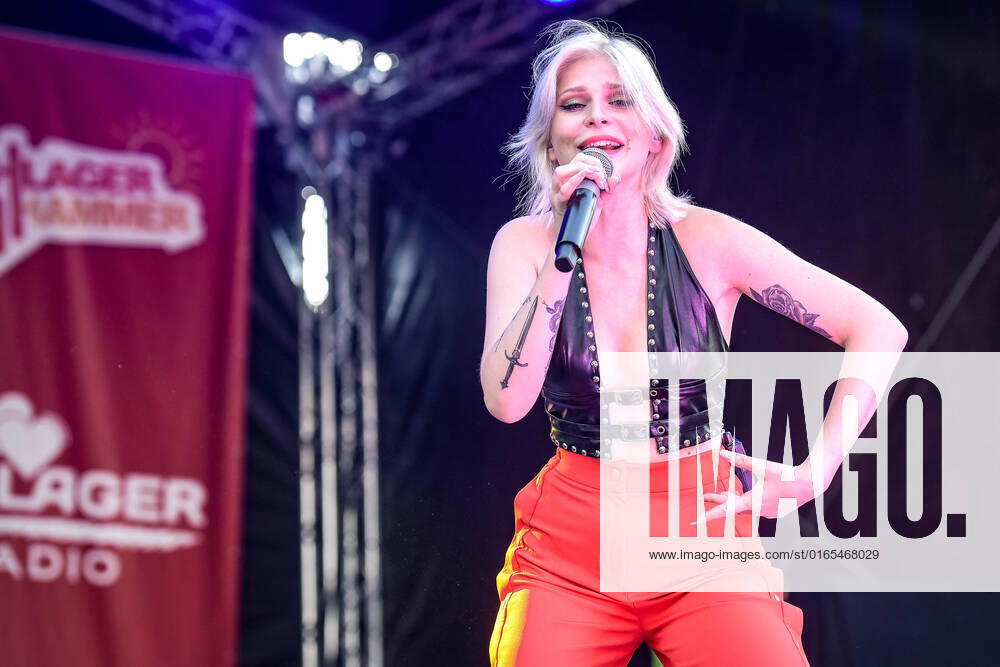 Entertainment Musik, SchlagerHammer-Tour 2022 in Oranienburg, v.l.Marie Reim im Schlosspark Oranienburg bei der SchlagerHammer-Tour 2022. Oranienburg