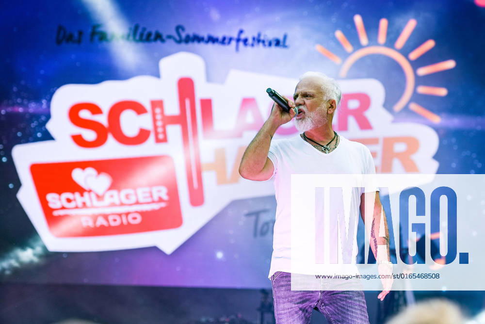 Entertainment Musik, SchlagerHammer-Tour 2022 in Oranienburg, v.l.Nino de Angelo im Schlosspark Oranienburg bei der SchlagerHammer-Tour 2022. Oranienburg