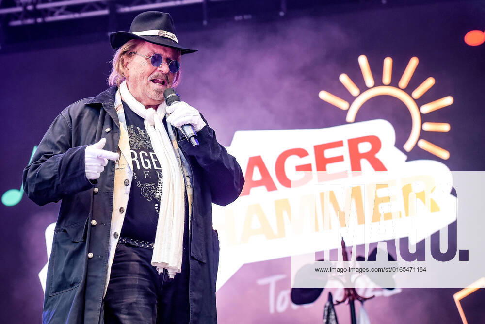 Entertainment Musik, SchlagerHammer-Tour 2022 in Oranienburg, v.l.Frank Zander er wird mit dem Schlager Radio-Preis für sein Lebenswerk ausgezeichnet im Schlosspark Oranienburg bei der SchlagerHammer-Tour 2022. Oranienburg