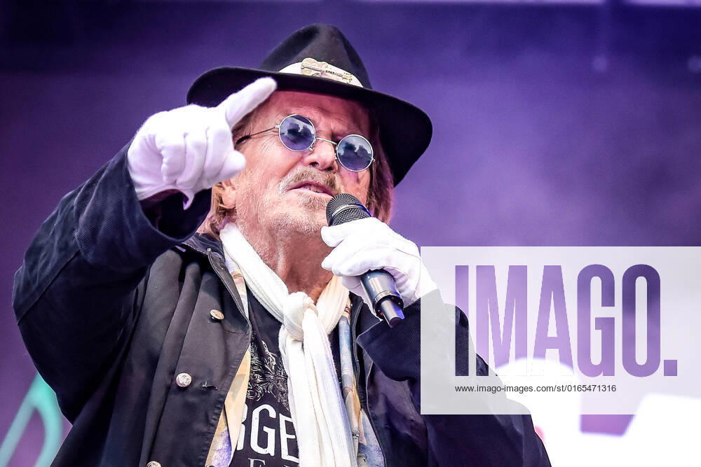 Entertainment Musik, SchlagerHammer-Tour 2022 in Oranienburg, v.l.Frank Zander er wird mit dem Schlager Radio-Preis für sein Lebenswerk ausgezeichnet im Schlosspark Oranienburg bei der SchlagerHammer-Tour 2022. Oranienburg