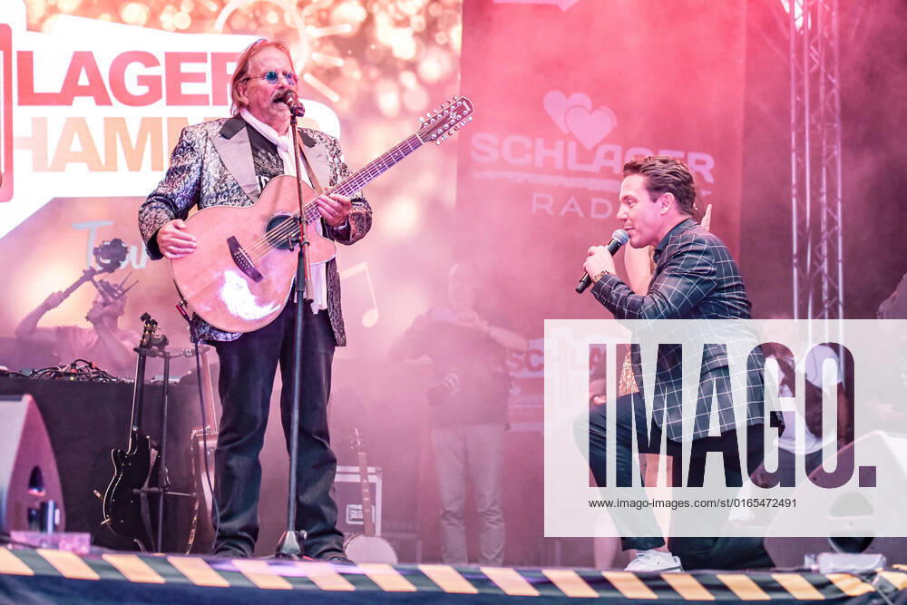 Entertainment Musik, SchlagerHammer-Tour 2022 in Oranienburg, v.l.Frank Zander und Stefan Mross geht in die Knie im Schlosspark Oranienburg bei der SchlagerHammer-Tour 2022. Oranienburg