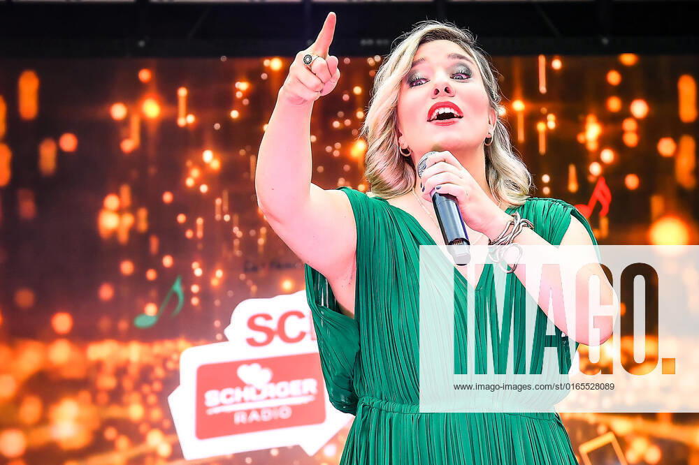 Entertainment Musik, SchlagerHammer-Tour 2022 in Oranienburg, v.l. Laura Wilde im Schlosspark Oranienburg bei der SchlagerHammer-Tour 2022. Oranienburg