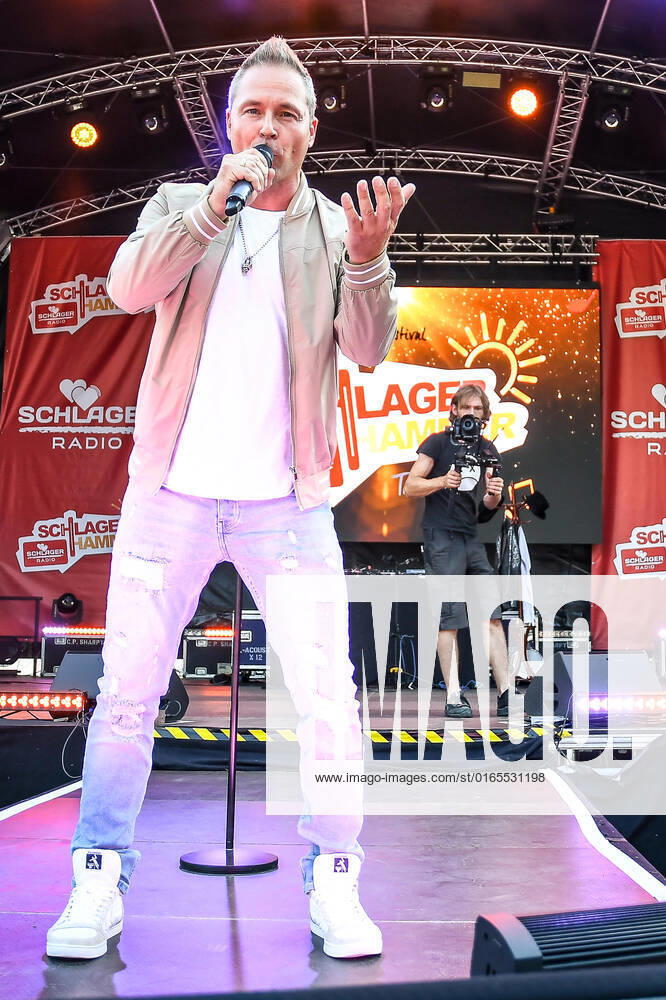 Entertainment Musik, SchlagerHammer-Tour 2022 in Oranienburg, v.l. Mitch Keller im Schlosspark Oranienburg bei der SchlagerHammer-Tour 2022. Oranienburg