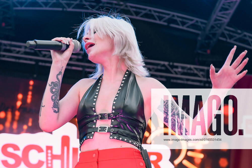 Entertainment Musik, SchlagerHammer-Tour 2022 in Oranienburg, v.l. Marie Reim im Schlosspark Oranienburg bei der SchlagerHammer-Tour 2022. Oranienburg