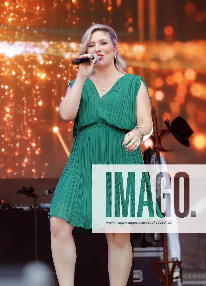Laura Wilde bei der Schlager Radio Schlager Hammer Tour 2022 in Oranienburg.