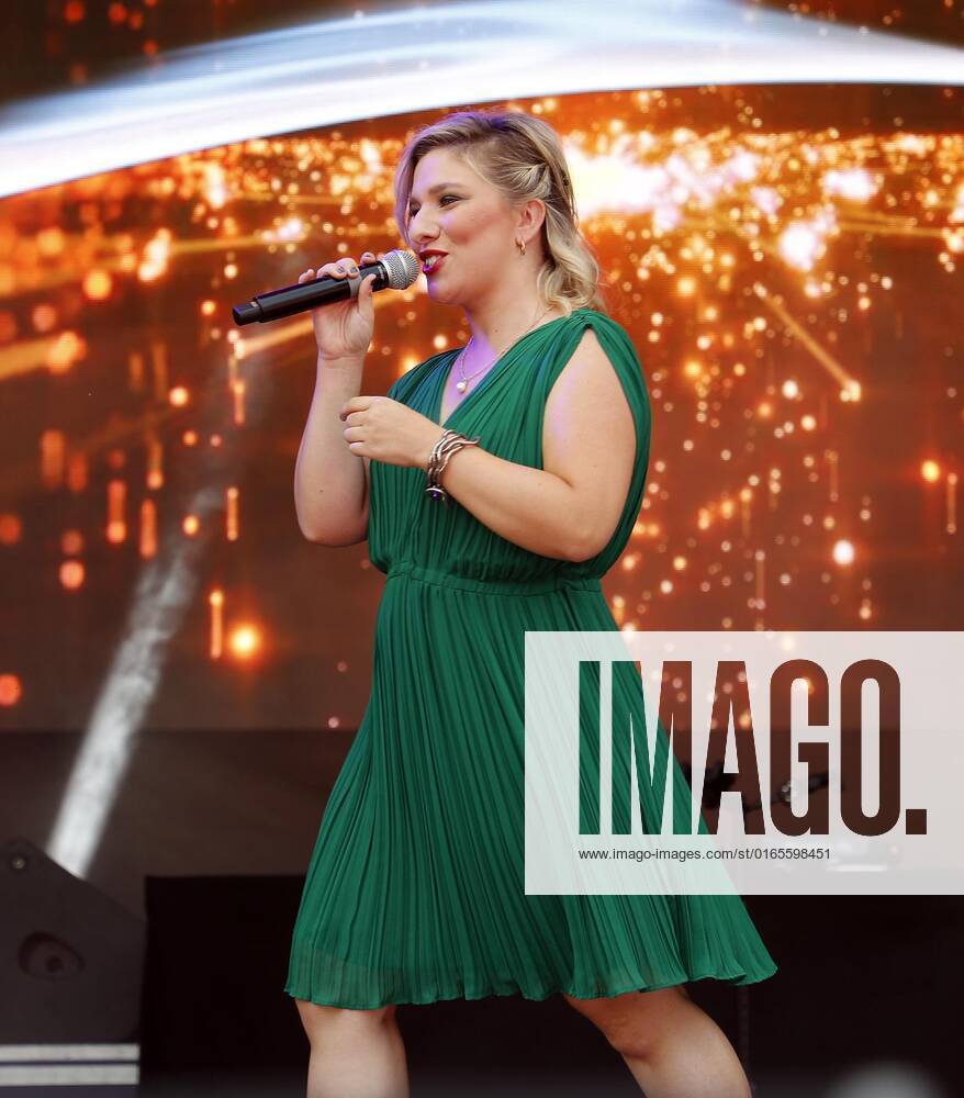 Laura Wilde bei der Schlager Radio Schlager Hammer Tour 2022 in Oranienburg.