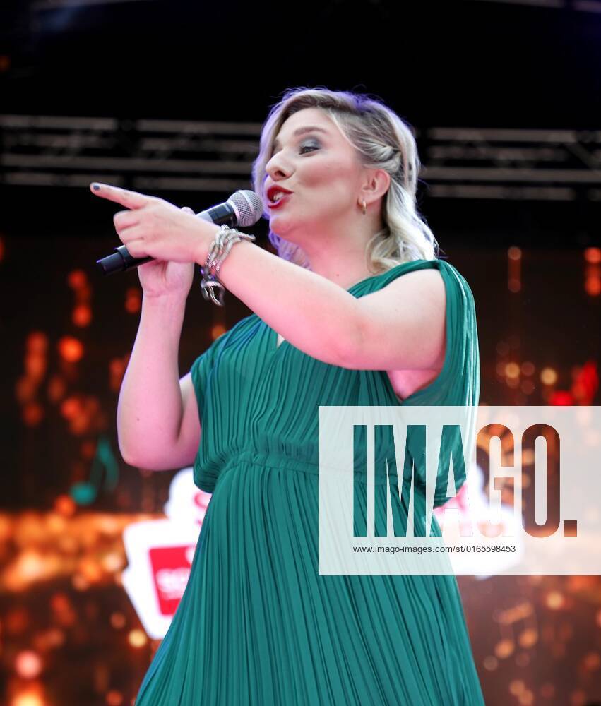 Laura Wilde bei der Schlager Radio Schlager Hammer Tour 2022 in Oranienburg.