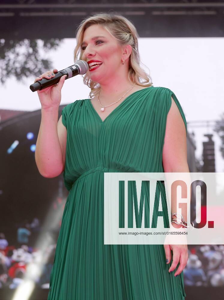 Laura Wilde bei der Schlager Radio Schlager Hammer Tour 2022 in Oranienburg.