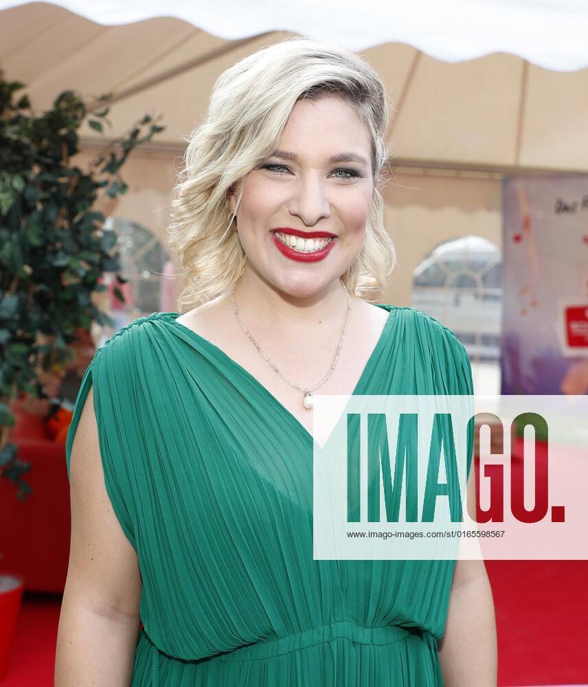 Laura Wilde bei der Schlager Radio Schlager Hammer Tour 2022 in Oranienburg.