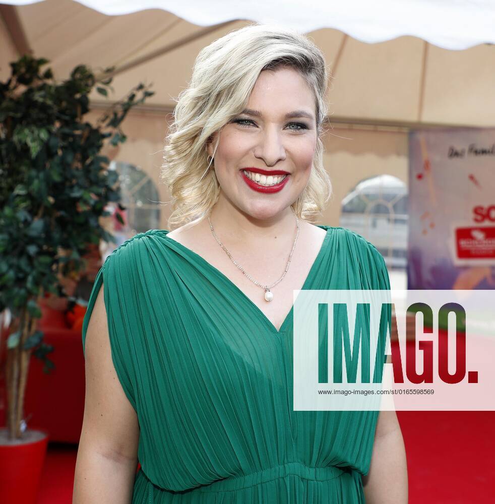 Laura Wilde bei der Schlager Radio Schlager Hammer Tour 2022 in Oranienburg.