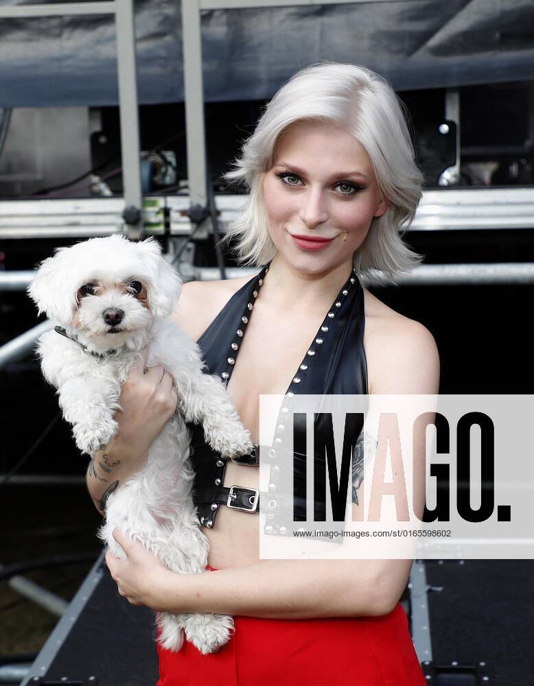 Marie Reim bei der Schlager Radio Schlager Hammer Tour 2022 in Oranienburg.