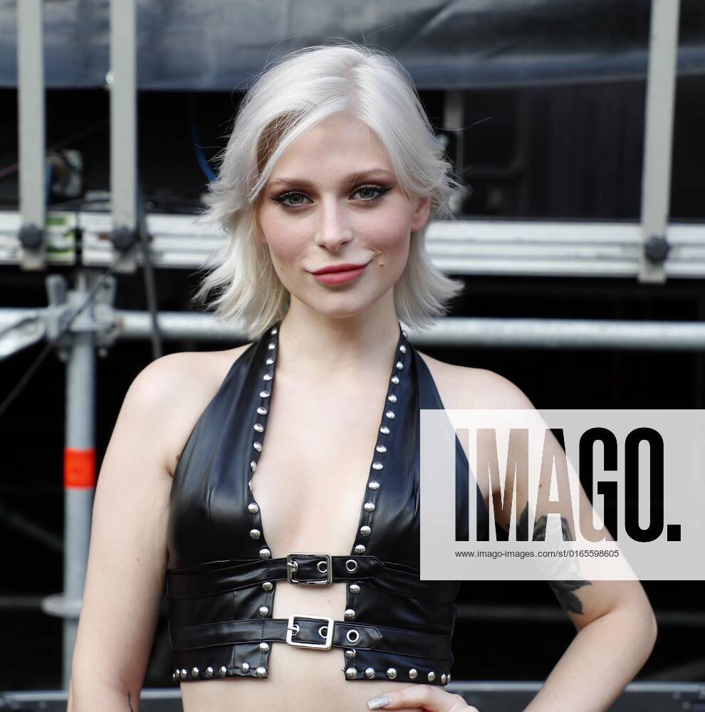 Marie Reim bei der Schlager Radio Schlager Hammer Tour 2022 in Oranienburg.