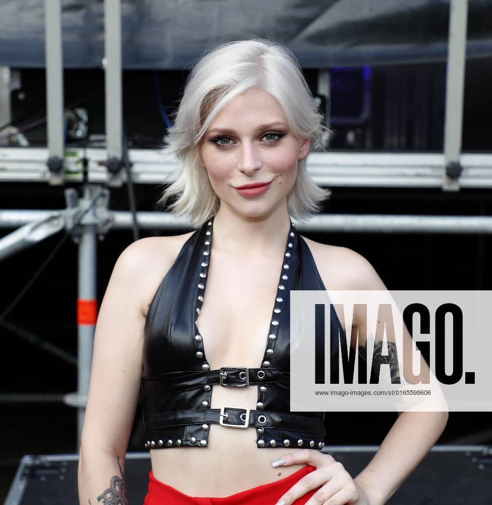 Marie Reim bei der Schlager Radio Schlager Hammer Tour 2022 in Oranienburg.