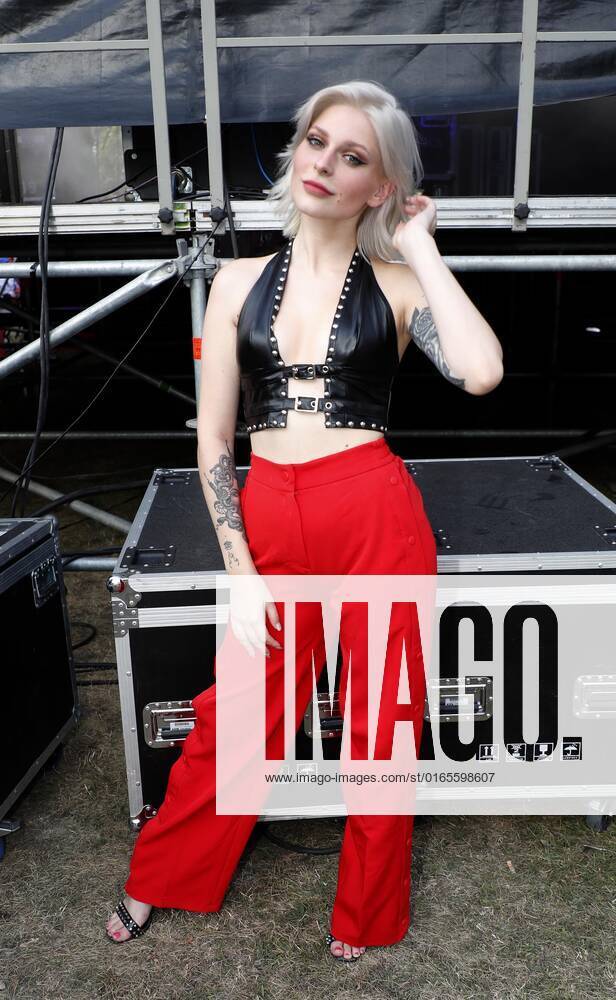 Marie Reim bei der Schlager Radio Schlager Hammer Tour 2022 in Oranienburg.