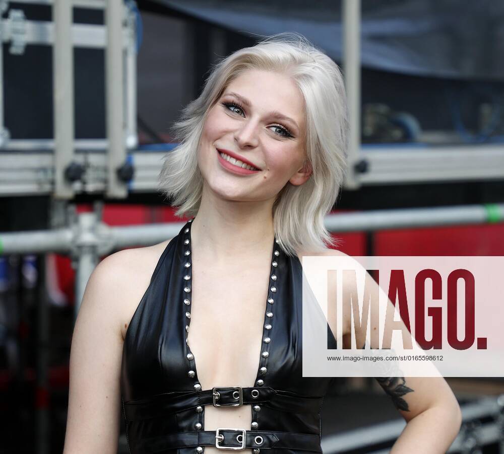 Marie Reim bei der Schlager Radio Schlager Hammer Tour 2022 in Oranienburg.