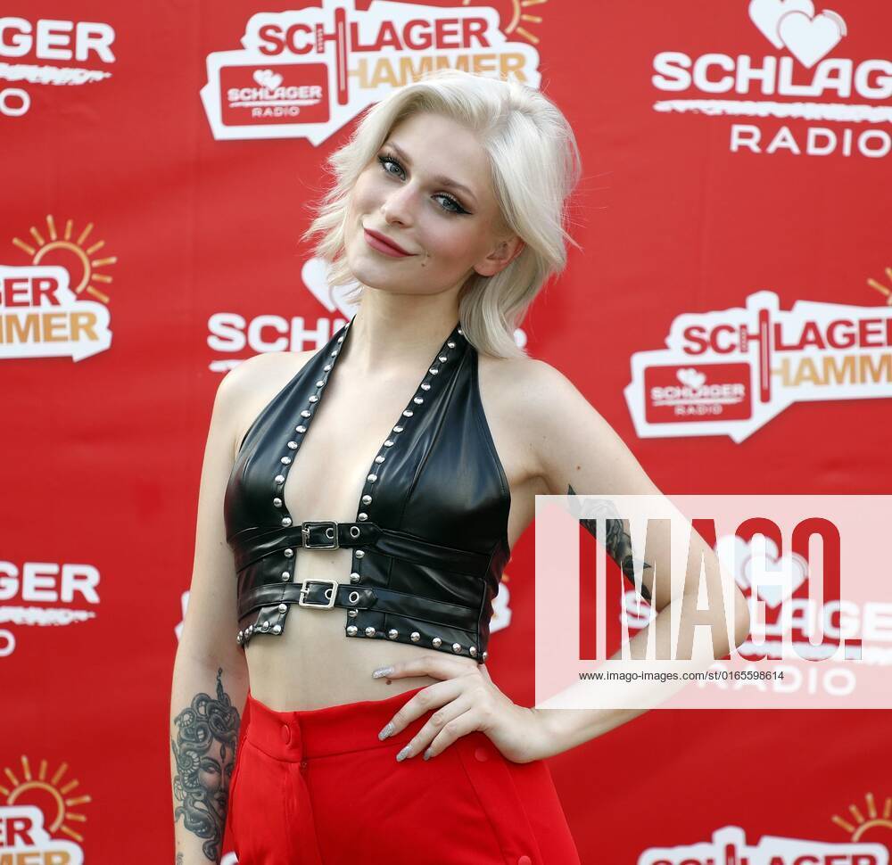 Marie Reim bei der Schlager Radio Schlager Hammer Tour 2022 in Oranienburg.