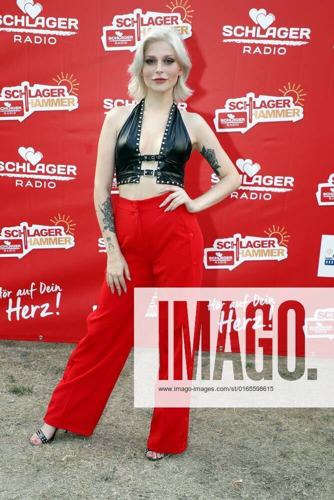 Marie Reim bei der Schlager Radio Schlager Hammer Tour 2022 in Oranienburg.