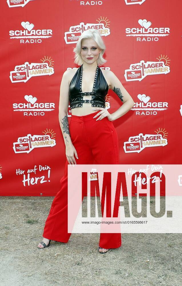 Marie Reim bei der Schlager Radio Schlager Hammer Tour 2022 in Oranienburg.
