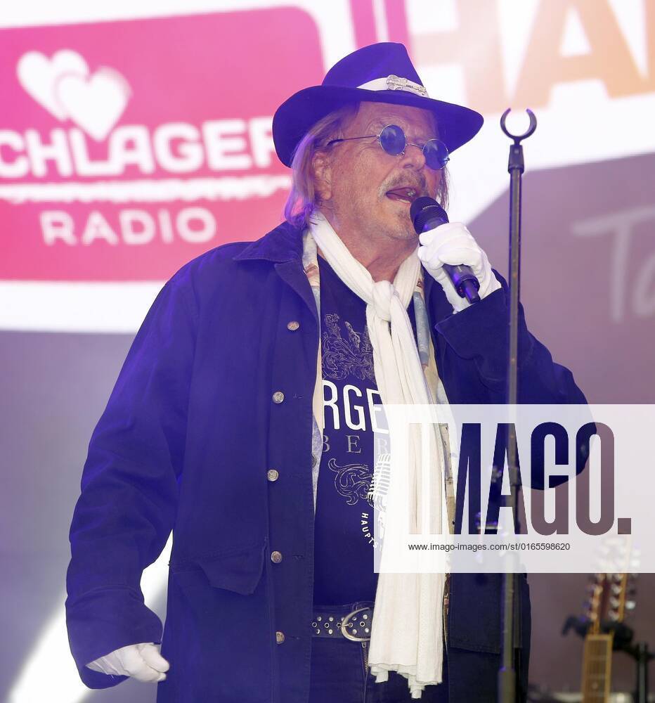 Frank Zander bei der Schlager Radio Schlager Hammer Tour 2022 in Oranienburg.