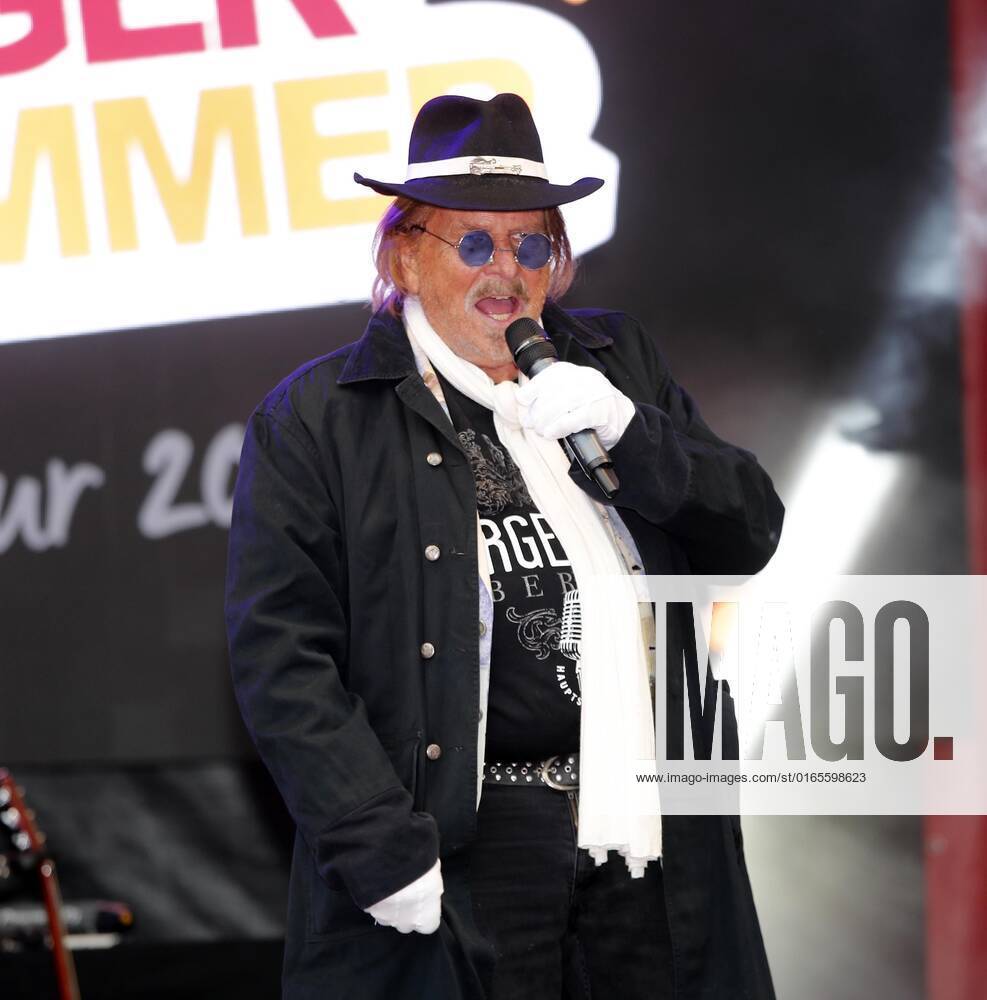 Frank Zander bei der Schlager Radio Schlager Hammer Tour 2022 in Oranienburg.