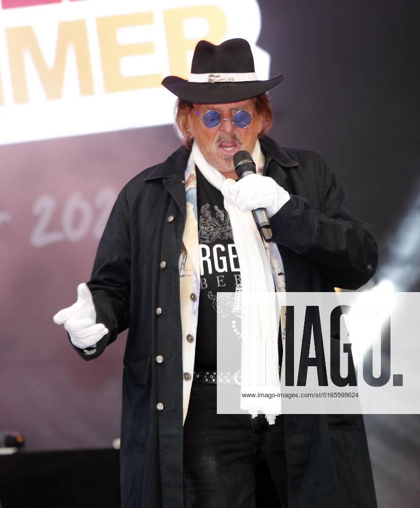 Frank Zander bei der Schlager Radio Schlager Hammer Tour 2022 in Oranienburg.