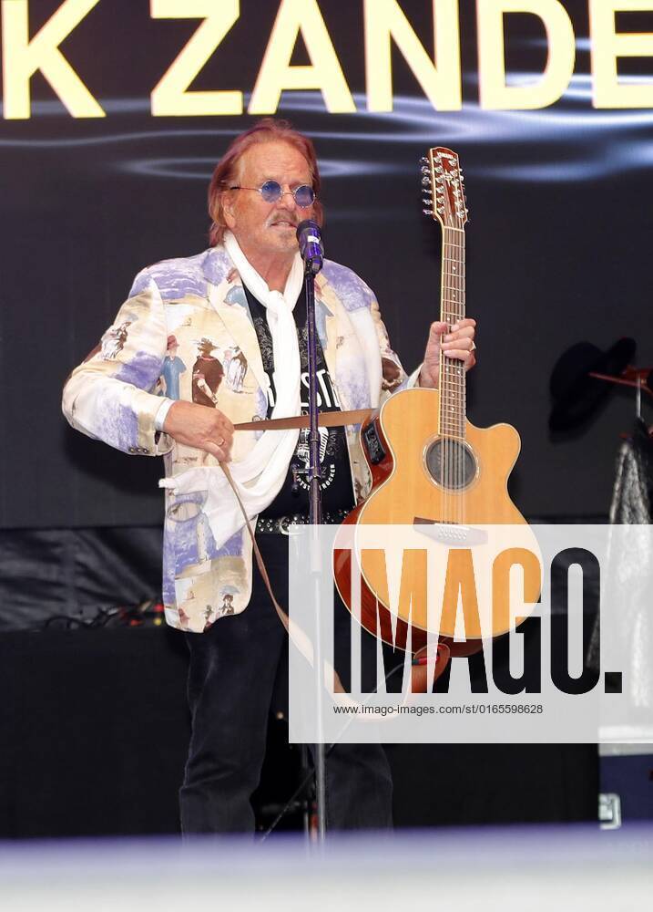 Frank Zander bei der Schlager Radio Schlager Hammer Tour 2022 in Oranienburg.